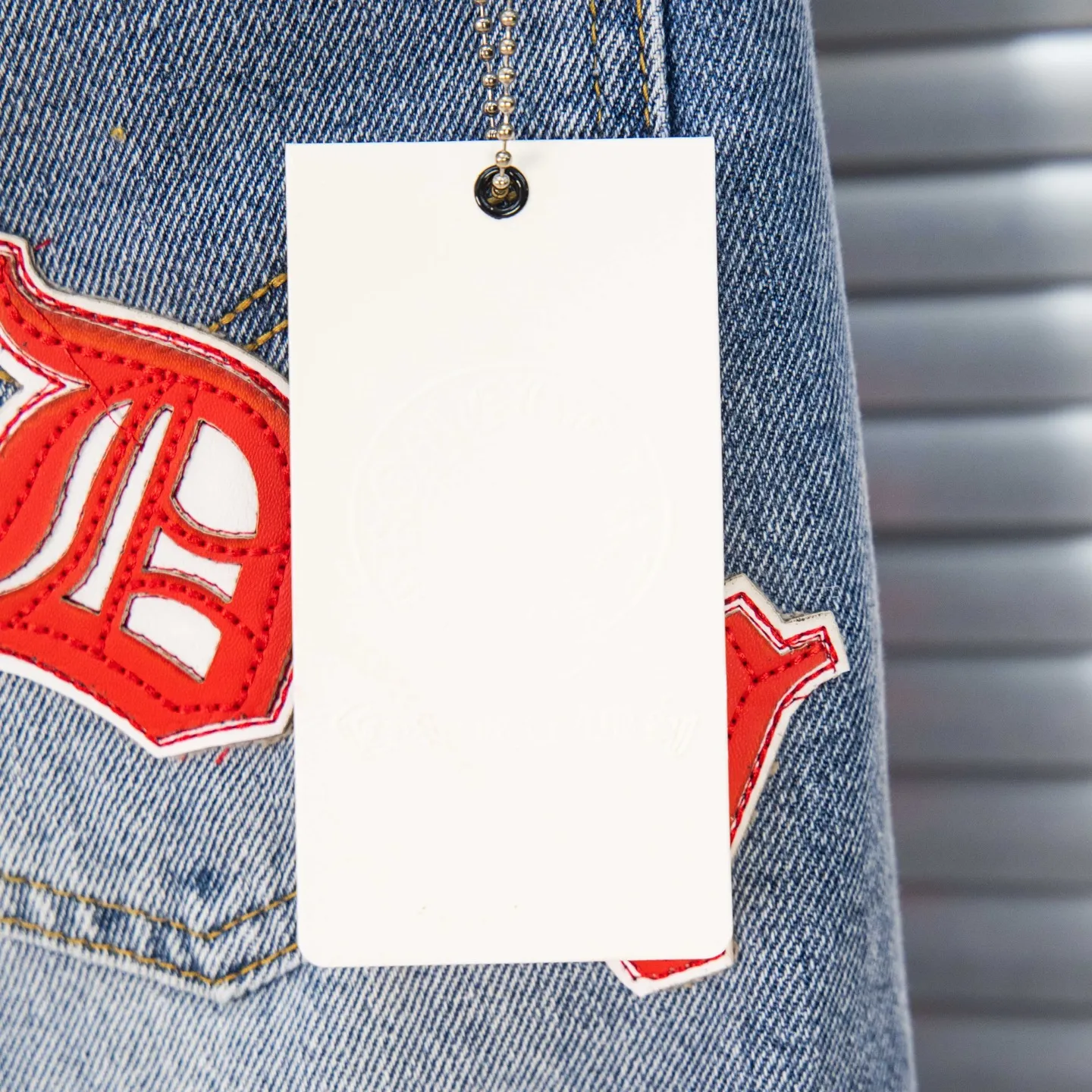 P260 Chrome Hearts Light Blue Pants Sanskrit Red and White Leather Jeans CH jeans need to be washed and then dismantled and hand-stitched with sheepskin cross leather and then spliced ​​together. The whole piece has too many craftsmanship to explain. The patchwork cross pattern is embellished, and the high-waisted washed jeans! ! Absolutely high-end luxury products, god-level single products and super popular products, made with top heavy industry, a must-see magic weapon. Customized hardware. The fabric is thick and soft after washing. It has good breathability. Customized small leather label. Unique design. The details are simple and elegant, and the workmanship is exquisite. The entire trousers are neatly routed and the details are in place! It’s so cool that both men and women can easily control the genderless trend! Style number: 1802# Color: blue Size: 28 30 32 34